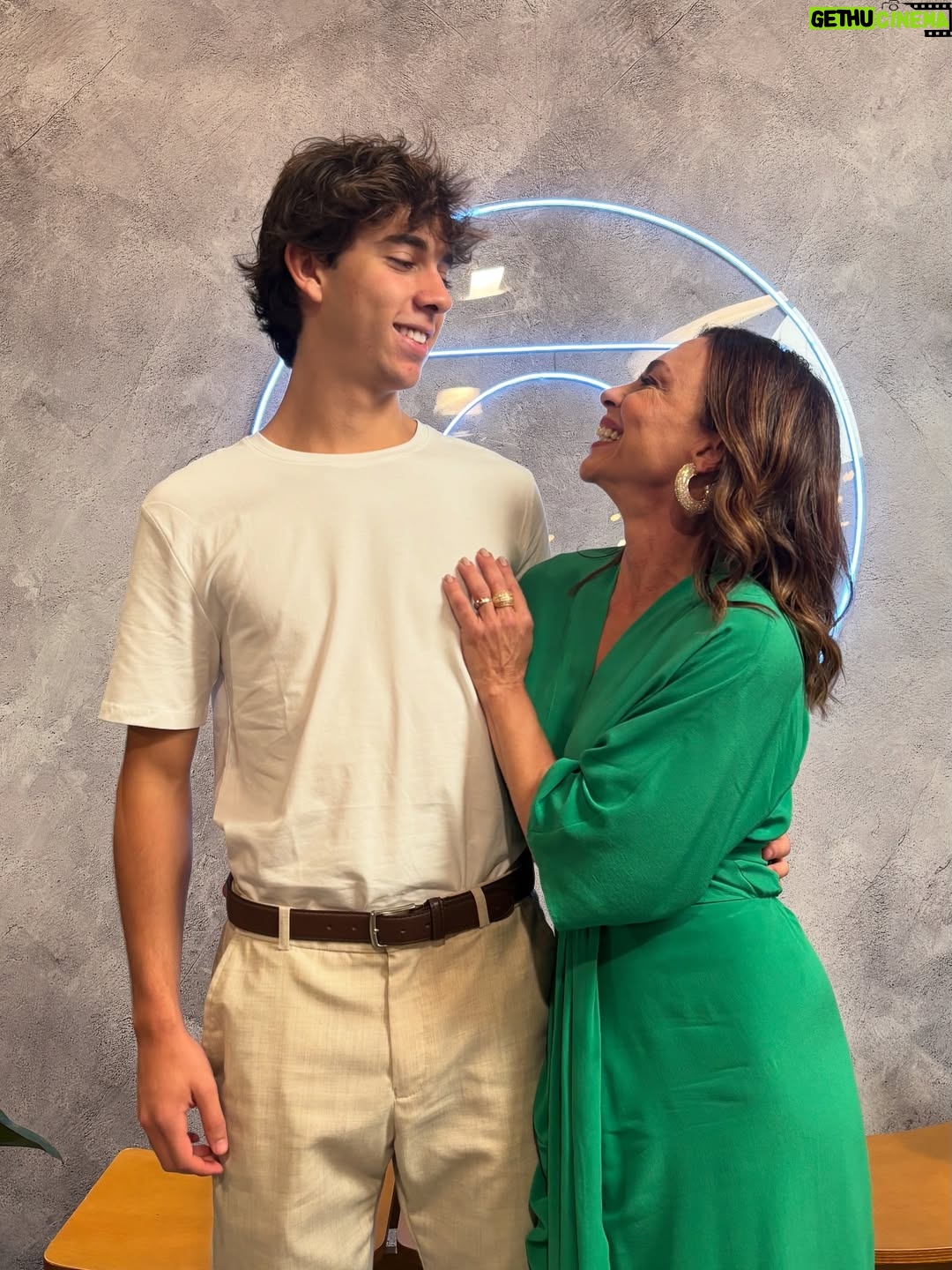 Carla Marins - 44.1K Likes - Hoje é um novo dia! Esse ano a gravação da vinheta de fim de ano da TV Globo foi especial, podíamos levar um acompanhante e meu eleito foi o filhote Leon de 17 anos. A mesma idade que eu tinha quando assinei com a emissora pra fazer minha primeira novela, Hipertensão, olha só! Muito feliz de poder apresentá-lo à casa onde exerci meu ofício por mais de vinte anos consecutivos e que é tão fundamental para o audiovisual brasileiro. Que venham muitos HEUND!.
.
Obrigada @luizhrios , @aguinaldofsilva , @borachico e @guigobbi por esse retorno em grande estilo! .

.
Obrigada @danifagmakeup pela make linda!
