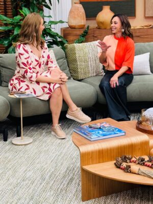 Carla Marins Instagram - Manhã  de sábado repleta de carinho e conversa boa no programa “É de Casa” !  Falamos sobre  Joyce e Historia de Amor e a impressionante repercussão desta personagem e obra tantos anos depois. Relembramos também alguns outros sucessos como Pedra sobre Pedra e Tropicaliente e reiterei minha felicidade de estar de volta à Globo com Xenica, na nova novela das 9 de Aguinaldo Silva, Virgílio Silva e Zé Dassilva.
.
Me senti em casa @beltraomaria , @ritabatista , @talithamorete ,  @thioliveiras  e toda a equipe do @edecasanasredes ❤️‍🔥