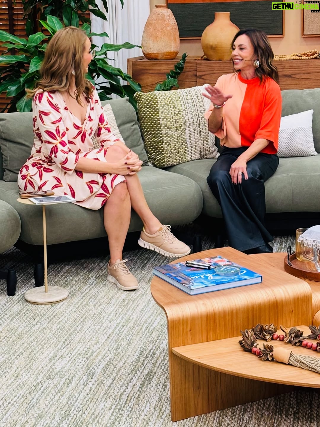 Carla Marins - 20K Likes - Manhã  de sábado repleta de carinho e conversa boa no programa “É de Casa” !  Falamos sobre  Joyce e Historia de Amor e a impressionante repercussão desta personagem e obra tantos anos depois. Relembramos também alguns outros sucessos como Pedra sobre Pedra e Tropicaliente e reiterei minha felicidade de estar de volta à Globo com Xenica, na nova novela das 9 de Aguinaldo Silva, Virgílio Silva e Zé Dassilva.
.
Me senti em casa @beltraomaria , @ritabatista , @talithamorete ,  @thioliveiras  e toda a equipe do @edecasanasredes ❤️‍🔥