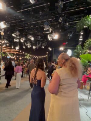 Carla Marins Instagram - Hoje é um novo dia! Esse ano a gravação da vinheta de fim de ano da TV Globo foi especial, podíamos levar um acompanhante e meu eleito foi o filhote Leon de 17 anos. A mesma idade que eu tinha quando assinei com a emissora pra fazer minha primeira novela, Hipertensão, olha só! Muito feliz de poder apresentá-lo à casa onde exerci meu ofício por mais de vinte anos consecutivos e que é tão fundamental para o audiovisual brasileiro. Que venham muitos HEUND!.
.
Obrigada @luizhrios , @aguinaldofsilva , @borachico e @guigobbi por esse retorno em grande estilo! .

.
Obrigada @danifagmakeup pela make linda!