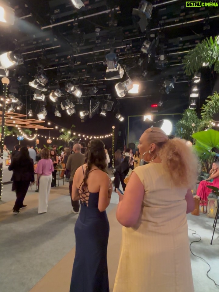 Carla Marins - 44.1K Likes - Hoje é um novo dia! Esse ano a gravação da vinheta de fim de ano da TV Globo foi especial, podíamos levar um acompanhante e meu eleito foi o filhote Leon de 17 anos. A mesma idade que eu tinha quando assinei com a emissora pra fazer minha primeira novela, Hipertensão, olha só! Muito feliz de poder apresentá-lo à casa onde exerci meu ofício por mais de vinte anos consecutivos e que é tão fundamental para o audiovisual brasileiro. Que venham muitos HEUND!.
.
Obrigada @luizhrios , @aguinaldofsilva , @borachico e @guigobbi por esse retorno em grande estilo! .

.
Obrigada @danifagmakeup pela make linda!