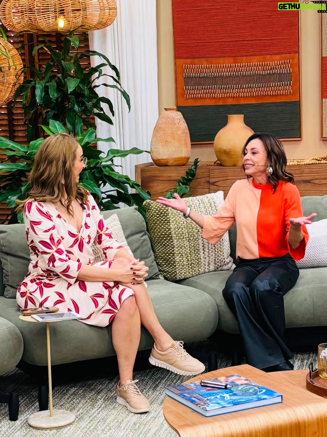 Carla Marins - 20K Likes - Manhã  de sábado repleta de carinho e conversa boa no programa “É de Casa” !  Falamos sobre  Joyce e Historia de Amor e a impressionante repercussão desta personagem e obra tantos anos depois. Relembramos também alguns outros sucessos como Pedra sobre Pedra e Tropicaliente e reiterei minha felicidade de estar de volta à Globo com Xenica, na nova novela das 9 de Aguinaldo Silva, Virgílio Silva e Zé Dassilva.
.
Me senti em casa @beltraomaria , @ritabatista , @talithamorete ,  @thioliveiras  e toda a equipe do @edecasanasredes ❤️‍🔥