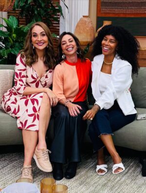 Carla Marins Instagram - Manhã  de sábado repleta de carinho e conversa boa no programa “É de Casa” !  Falamos sobre  Joyce e Historia de Amor e a impressionante repercussão desta personagem e obra tantos anos depois. Relembramos também alguns outros sucessos como Pedra sobre Pedra e Tropicaliente e reiterei minha felicidade de estar de volta à Globo com Xenica, na nova novela das 9 de Aguinaldo Silva, Virgílio Silva e Zé Dassilva.
.
Me senti em casa @beltraomaria , @ritabatista , @talithamorete ,  @thioliveiras  e toda a equipe do @edecasanasredes ❤️‍🔥