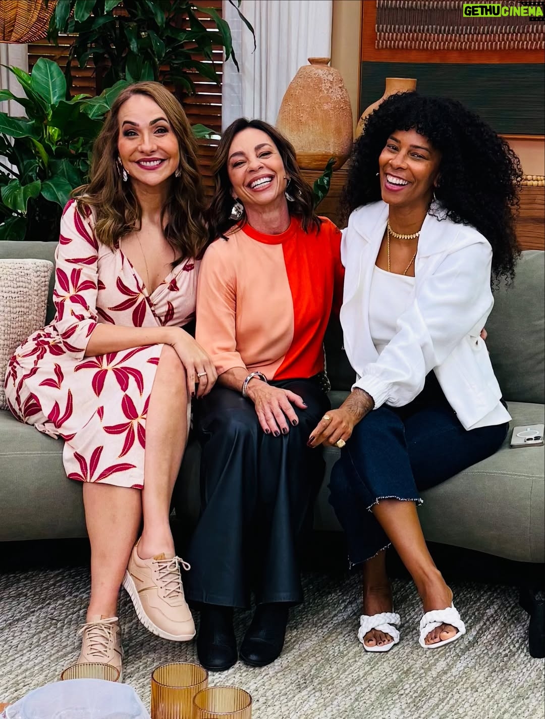Carla Marins - 20K Likes - Manhã  de sábado repleta de carinho e conversa boa no programa “É de Casa” !  Falamos sobre  Joyce e Historia de Amor e a impressionante repercussão desta personagem e obra tantos anos depois. Relembramos também alguns outros sucessos como Pedra sobre Pedra e Tropicaliente e reiterei minha felicidade de estar de volta à Globo com Xenica, na nova novela das 9 de Aguinaldo Silva, Virgílio Silva e Zé Dassilva.
.
Me senti em casa @beltraomaria , @ritabatista , @talithamorete ,  @thioliveiras  e toda a equipe do @edecasanasredes ❤️‍🔥