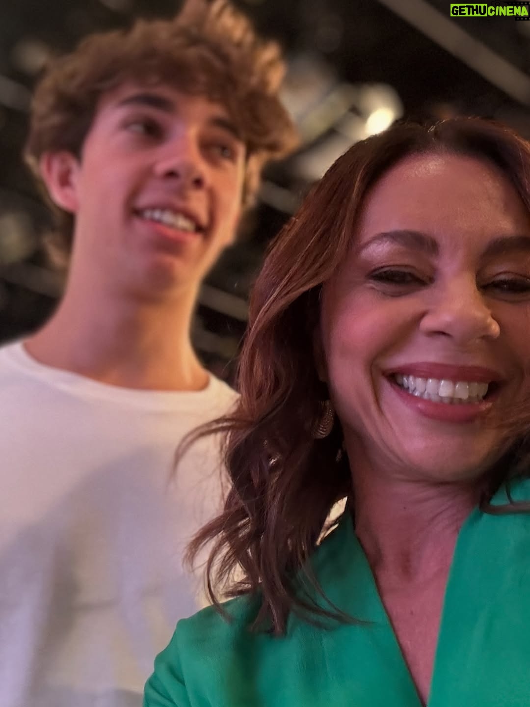 Carla Marins - 44.1K Likes - Hoje é um novo dia! Esse ano a gravação da vinheta de fim de ano da TV Globo foi especial, podíamos levar um acompanhante e meu eleito foi o filhote Leon de 17 anos. A mesma idade que eu tinha quando assinei com a emissora pra fazer minha primeira novela, Hipertensão, olha só! Muito feliz de poder apresentá-lo à casa onde exerci meu ofício por mais de vinte anos consecutivos e que é tão fundamental para o audiovisual brasileiro. Que venham muitos HEUND!.
.
Obrigada @luizhrios , @aguinaldofsilva , @borachico e @guigobbi por esse retorno em grande estilo! .

.
Obrigada @danifagmakeup pela make linda!