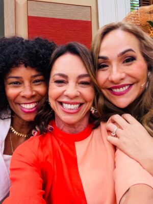 Carla Marins Instagram - Manhã  de sábado repleta de carinho e conversa boa no programa “É de Casa” !  Falamos sobre  Joyce e Historia de Amor e a impressionante repercussão desta personagem e obra tantos anos depois. Relembramos também alguns outros sucessos como Pedra sobre Pedra e Tropicaliente e reiterei minha felicidade de estar de volta à Globo com Xenica, na nova novela das 9 de Aguinaldo Silva, Virgílio Silva e Zé Dassilva.
.
Me senti em casa @beltraomaria , @ritabatista , @talithamorete ,  @thioliveiras  e toda a equipe do @edecasanasredes ❤️‍🔥
