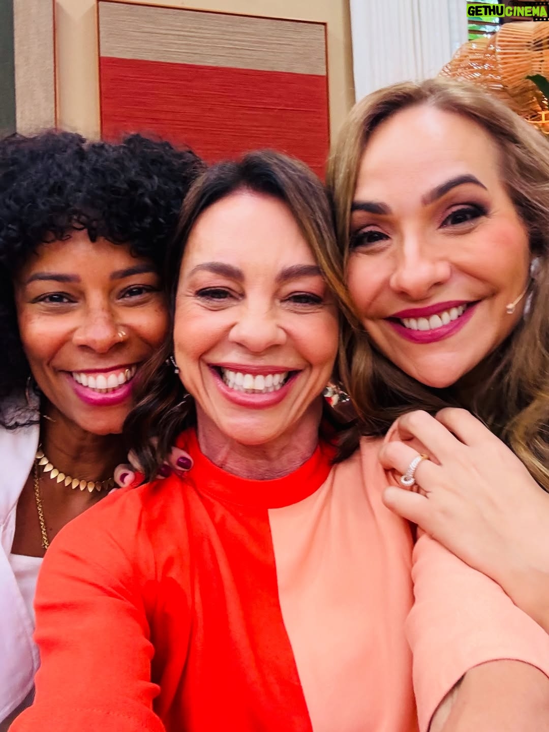 Carla Marins - 20K Likes - Manhã  de sábado repleta de carinho e conversa boa no programa “É de Casa” !  Falamos sobre  Joyce e Historia de Amor e a impressionante repercussão desta personagem e obra tantos anos depois. Relembramos também alguns outros sucessos como Pedra sobre Pedra e Tropicaliente e reiterei minha felicidade de estar de volta à Globo com Xenica, na nova novela das 9 de Aguinaldo Silva, Virgílio Silva e Zé Dassilva.
.
Me senti em casa @beltraomaria , @ritabatista , @talithamorete ,  @thioliveiras  e toda a equipe do @edecasanasredes ❤️‍🔥