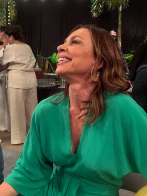 Carla Marins Instagram - Hoje é um novo dia! Esse ano a gravação da vinheta de fim de ano da TV Globo foi especial, podíamos levar um acompanhante e meu eleito foi o filhote Leon de 17 anos. A mesma idade que eu tinha quando assinei com a emissora pra fazer minha primeira novela, Hipertensão, olha só! Muito feliz de poder apresentá-lo à casa onde exerci meu ofício por mais de vinte anos consecutivos e que é tão fundamental para o audiovisual brasileiro. Que venham muitos HEUND!.
.
Obrigada @luizhrios , @aguinaldofsilva , @borachico e @guigobbi por esse retorno em grande estilo! .

.
Obrigada @danifagmakeup pela make linda!