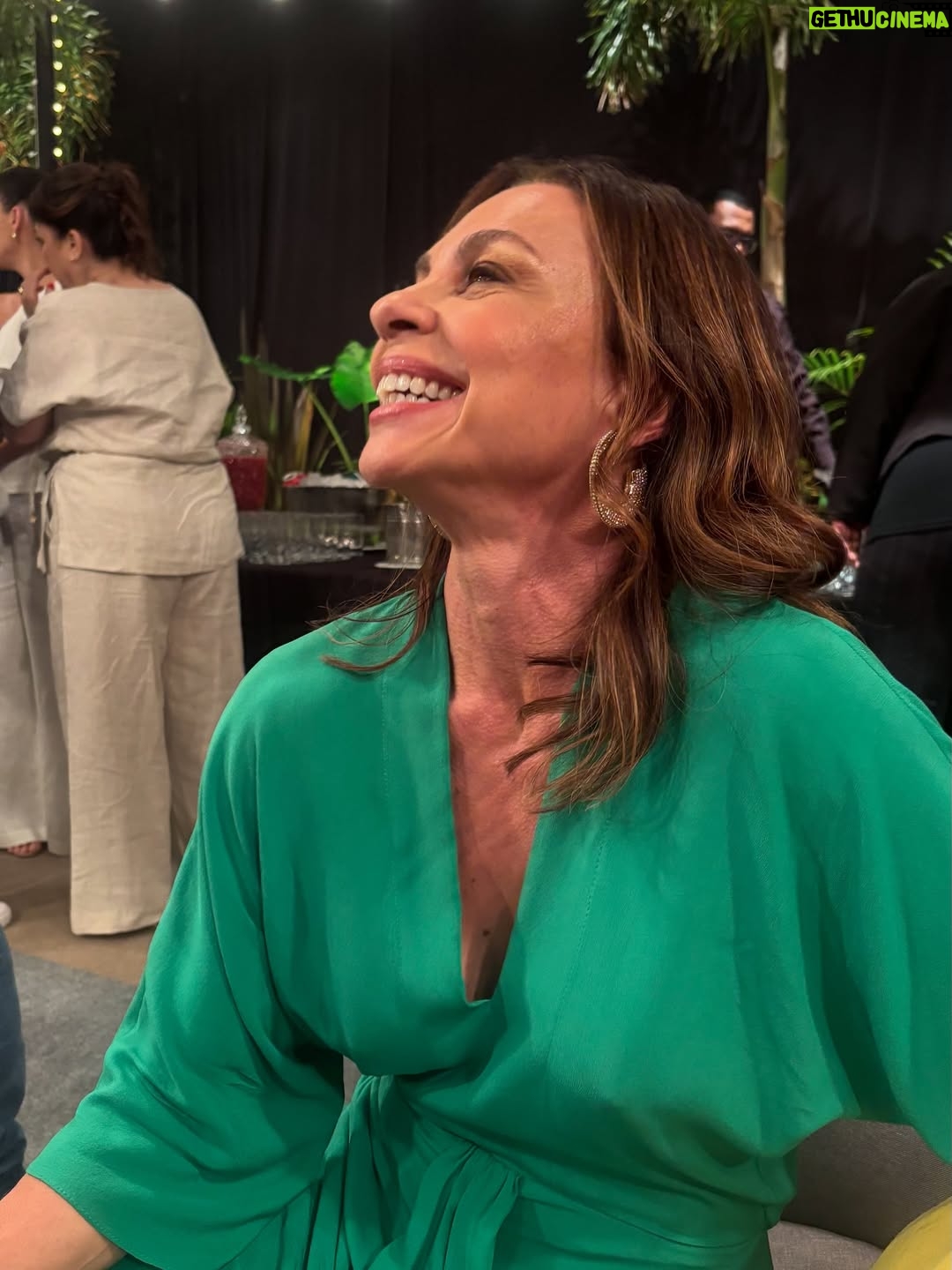 Carla Marins - 44.1K Likes - Hoje é um novo dia! Esse ano a gravação da vinheta de fim de ano da TV Globo foi especial, podíamos levar um acompanhante e meu eleito foi o filhote Leon de 17 anos. A mesma idade que eu tinha quando assinei com a emissora pra fazer minha primeira novela, Hipertensão, olha só! Muito feliz de poder apresentá-lo à casa onde exerci meu ofício por mais de vinte anos consecutivos e que é tão fundamental para o audiovisual brasileiro. Que venham muitos HEUND!.
.
Obrigada @luizhrios , @aguinaldofsilva , @borachico e @guigobbi por esse retorno em grande estilo! .

.
Obrigada @danifagmakeup pela make linda!