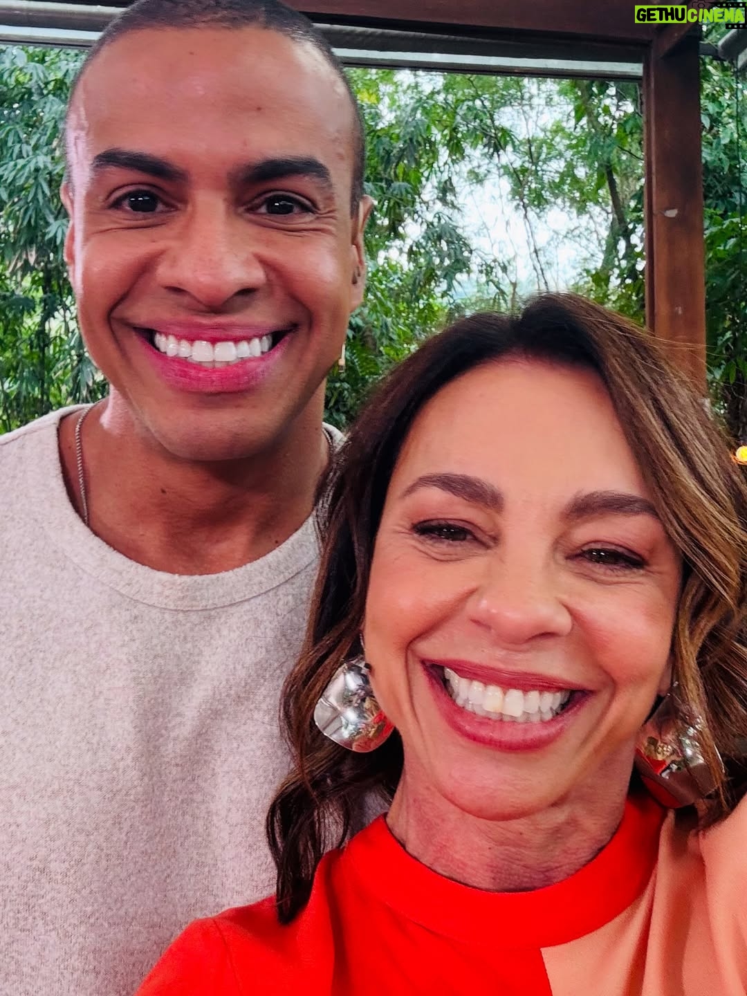 Carla Marins - 20K Likes - Manhã  de sábado repleta de carinho e conversa boa no programa “É de Casa” !  Falamos sobre  Joyce e Historia de Amor e a impressionante repercussão desta personagem e obra tantos anos depois. Relembramos também alguns outros sucessos como Pedra sobre Pedra e Tropicaliente e reiterei minha felicidade de estar de volta à Globo com Xenica, na nova novela das 9 de Aguinaldo Silva, Virgílio Silva e Zé Dassilva.
.
Me senti em casa @beltraomaria , @ritabatista , @talithamorete ,  @thioliveiras  e toda a equipe do @edecasanasredes ❤️‍🔥