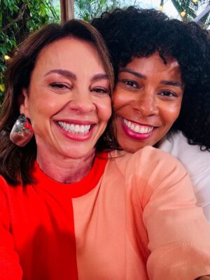 Carla Marins Instagram - Manhã  de sábado repleta de carinho e conversa boa no programa “É de Casa” !  Falamos sobre  Joyce e Historia de Amor e a impressionante repercussão desta personagem e obra tantos anos depois. Relembramos também alguns outros sucessos como Pedra sobre Pedra e Tropicaliente e reiterei minha felicidade de estar de volta à Globo com Xenica, na nova novela das 9 de Aguinaldo Silva, Virgílio Silva e Zé Dassilva.
.
Me senti em casa @beltraomaria , @ritabatista , @talithamorete ,  @thioliveiras  e toda a equipe do @edecasanasredes ❤️‍🔥