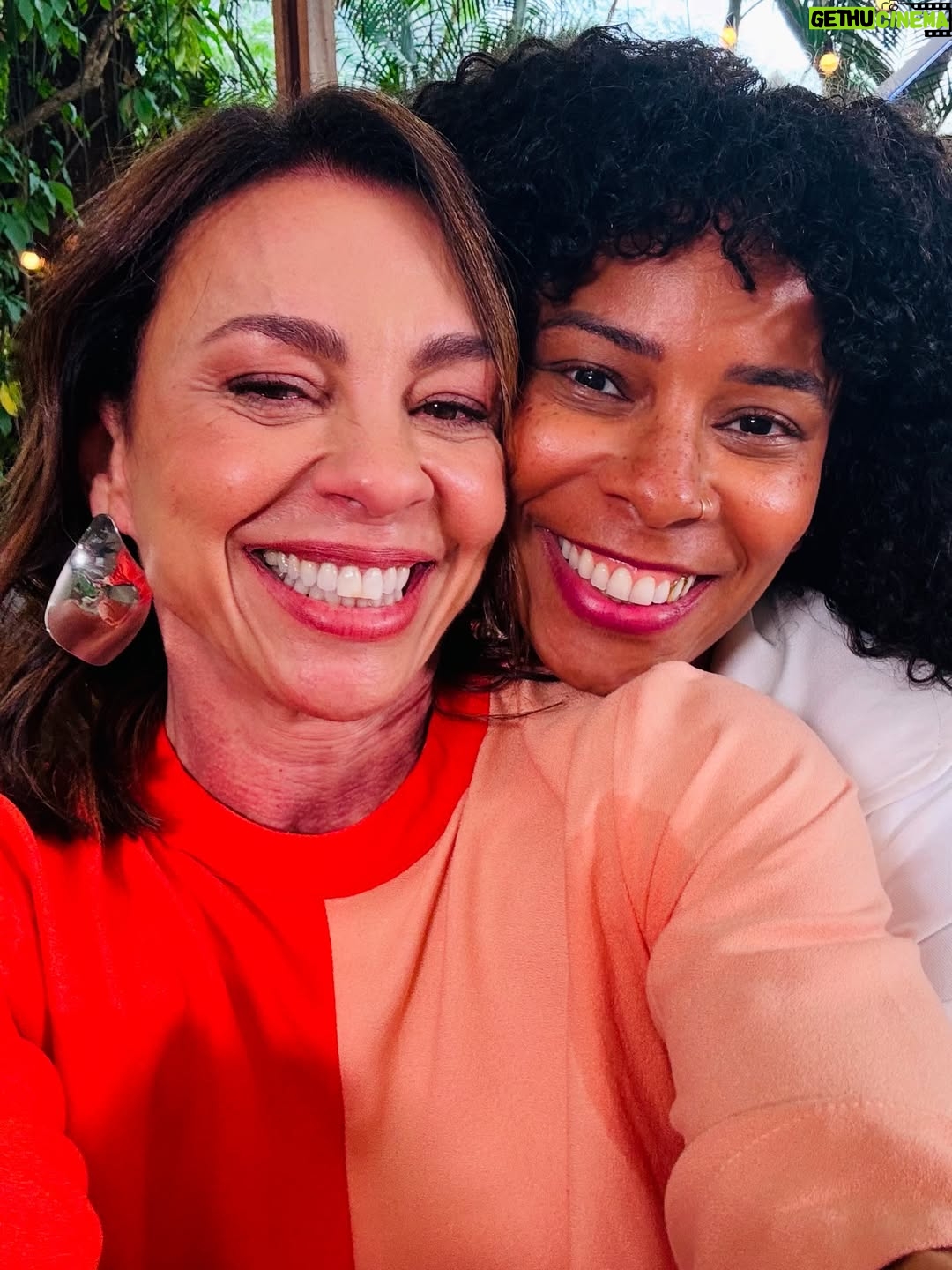 Carla Marins - 20K Likes - Manhã  de sábado repleta de carinho e conversa boa no programa “É de Casa” !  Falamos sobre  Joyce e Historia de Amor e a impressionante repercussão desta personagem e obra tantos anos depois. Relembramos também alguns outros sucessos como Pedra sobre Pedra e Tropicaliente e reiterei minha felicidade de estar de volta à Globo com Xenica, na nova novela das 9 de Aguinaldo Silva, Virgílio Silva e Zé Dassilva.
.
Me senti em casa @beltraomaria , @ritabatista , @talithamorete ,  @thioliveiras  e toda a equipe do @edecasanasredes ❤️‍🔥
