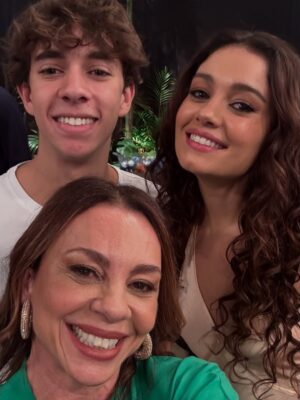 Carla Marins Instagram - Hoje é um novo dia! Esse ano a gravação da vinheta de fim de ano da TV Globo foi especial, podíamos levar um acompanhante e meu eleito foi o filhote Leon de 17 anos. A mesma idade que eu tinha quando assinei com a emissora pra fazer minha primeira novela, Hipertensão, olha só! Muito feliz de poder apresentá-lo à casa onde exerci meu ofício por mais de vinte anos consecutivos e que é tão fundamental para o audiovisual brasileiro. Que venham muitos HEUND!.
.
Obrigada @luizhrios , @aguinaldofsilva , @borachico e @guigobbi por esse retorno em grande estilo! .

.
Obrigada @danifagmakeup pela make linda!