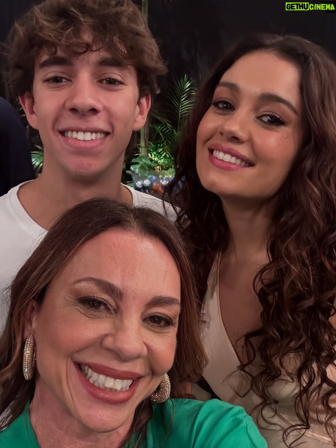 Carla Marins - 44.1K Likes - Hoje é um novo dia! Esse ano a gravação da vinheta de fim de ano da TV Globo foi especial, podíamos levar um acompanhante e meu eleito foi o filhote Leon de 17 anos. A mesma idade que eu tinha quando assinei com a emissora pra fazer minha primeira novela, Hipertensão, olha só! Muito feliz de poder apresentá-lo à casa onde exerci meu ofício por mais de vinte anos consecutivos e que é tão fundamental para o audiovisual brasileiro. Que venham muitos HEUND!.
.
Obrigada @luizhrios , @aguinaldofsilva , @borachico e @guigobbi por esse retorno em grande estilo! .

.
Obrigada @danifagmakeup pela make linda!