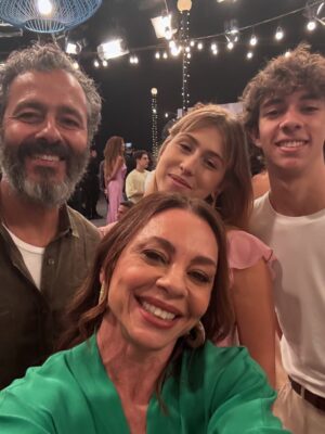 Carla Marins Instagram - Hoje é um novo dia! Esse ano a gravação da vinheta de fim de ano da TV Globo foi especial, podíamos levar um acompanhante e meu eleito foi o filhote Leon de 17 anos. A mesma idade que eu tinha quando assinei com a emissora pra fazer minha primeira novela, Hipertensão, olha só! Muito feliz de poder apresentá-lo à casa onde exerci meu ofício por mais de vinte anos consecutivos e que é tão fundamental para o audiovisual brasileiro. Que venham muitos HEUND!.
.
Obrigada @luizhrios , @aguinaldofsilva , @borachico e @guigobbi por esse retorno em grande estilo! .

.
Obrigada @danifagmakeup pela make linda!