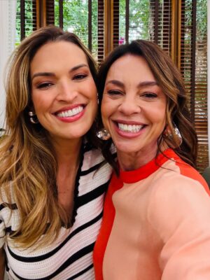 Carla Marins Instagram - Manhã  de sábado repleta de carinho e conversa boa no programa “É de Casa” !  Falamos sobre  Joyce e Historia de Amor e a impressionante repercussão desta personagem e obra tantos anos depois. Relembramos também alguns outros sucessos como Pedra sobre Pedra e Tropicaliente e reiterei minha felicidade de estar de volta à Globo com Xenica, na nova novela das 9 de Aguinaldo Silva, Virgílio Silva e Zé Dassilva.
.
Me senti em casa @beltraomaria , @ritabatista , @talithamorete ,  @thioliveiras  e toda a equipe do @edecasanasredes ❤️‍🔥