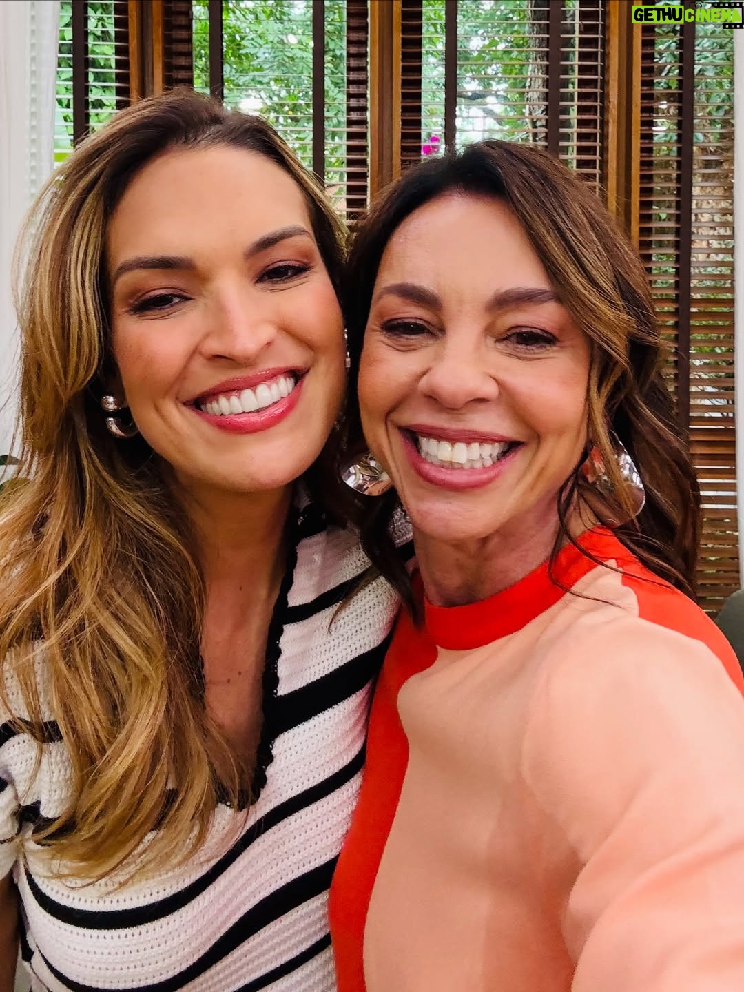 Carla Marins - 20K Likes - Manhã  de sábado repleta de carinho e conversa boa no programa “É de Casa” !  Falamos sobre  Joyce e Historia de Amor e a impressionante repercussão desta personagem e obra tantos anos depois. Relembramos também alguns outros sucessos como Pedra sobre Pedra e Tropicaliente e reiterei minha felicidade de estar de volta à Globo com Xenica, na nova novela das 9 de Aguinaldo Silva, Virgílio Silva e Zé Dassilva.
.
Me senti em casa @beltraomaria , @ritabatista , @talithamorete ,  @thioliveiras  e toda a equipe do @edecasanasredes ❤️‍🔥