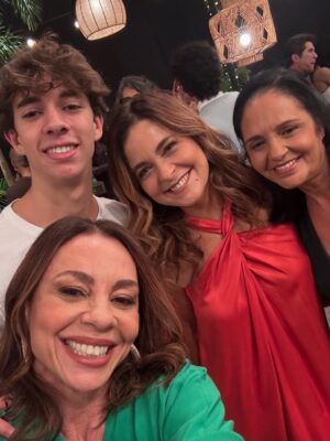 Carla Marins Instagram - Hoje é um novo dia! Esse ano a gravação da vinheta de fim de ano da TV Globo foi especial, podíamos levar um acompanhante e meu eleito foi o filhote Leon de 17 anos. A mesma idade que eu tinha quando assinei com a emissora pra fazer minha primeira novela, Hipertensão, olha só! Muito feliz de poder apresentá-lo à casa onde exerci meu ofício por mais de vinte anos consecutivos e que é tão fundamental para o audiovisual brasileiro. Que venham muitos HEUND!.
.
Obrigada @luizhrios , @aguinaldofsilva , @borachico e @guigobbi por esse retorno em grande estilo! .

.
Obrigada @danifagmakeup pela make linda!