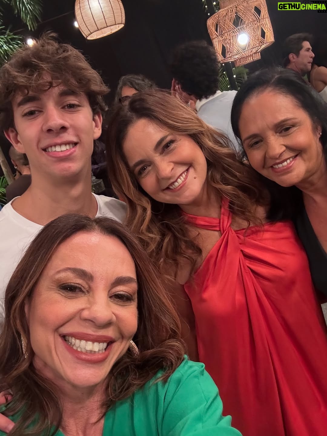 Carla Marins - 44.1K Likes - Hoje é um novo dia! Esse ano a gravação da vinheta de fim de ano da TV Globo foi especial, podíamos levar um acompanhante e meu eleito foi o filhote Leon de 17 anos. A mesma idade que eu tinha quando assinei com a emissora pra fazer minha primeira novela, Hipertensão, olha só! Muito feliz de poder apresentá-lo à casa onde exerci meu ofício por mais de vinte anos consecutivos e que é tão fundamental para o audiovisual brasileiro. Que venham muitos HEUND!.
.
Obrigada @luizhrios , @aguinaldofsilva , @borachico e @guigobbi por esse retorno em grande estilo! .

.
Obrigada @danifagmakeup pela make linda!