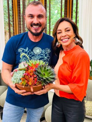Carla Marins Instagram - Manhã  de sábado repleta de carinho e conversa boa no programa “É de Casa” !  Falamos sobre  Joyce e Historia de Amor e a impressionante repercussão desta personagem e obra tantos anos depois. Relembramos também alguns outros sucessos como Pedra sobre Pedra e Tropicaliente e reiterei minha felicidade de estar de volta à Globo com Xenica, na nova novela das 9 de Aguinaldo Silva, Virgílio Silva e Zé Dassilva.
.
Me senti em casa @beltraomaria , @ritabatista , @talithamorete ,  @thioliveiras  e toda a equipe do @edecasanasredes ❤️‍🔥