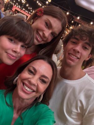 Carla Marins Instagram - Hoje é um novo dia! Esse ano a gravação da vinheta de fim de ano da TV Globo foi especial, podíamos levar um acompanhante e meu eleito foi o filhote Leon de 17 anos. A mesma idade que eu tinha quando assinei com a emissora pra fazer minha primeira novela, Hipertensão, olha só! Muito feliz de poder apresentá-lo à casa onde exerci meu ofício por mais de vinte anos consecutivos e que é tão fundamental para o audiovisual brasileiro. Que venham muitos HEUND!.
.
Obrigada @luizhrios , @aguinaldofsilva , @borachico e @guigobbi por esse retorno em grande estilo! .

.
Obrigada @danifagmakeup pela make linda!