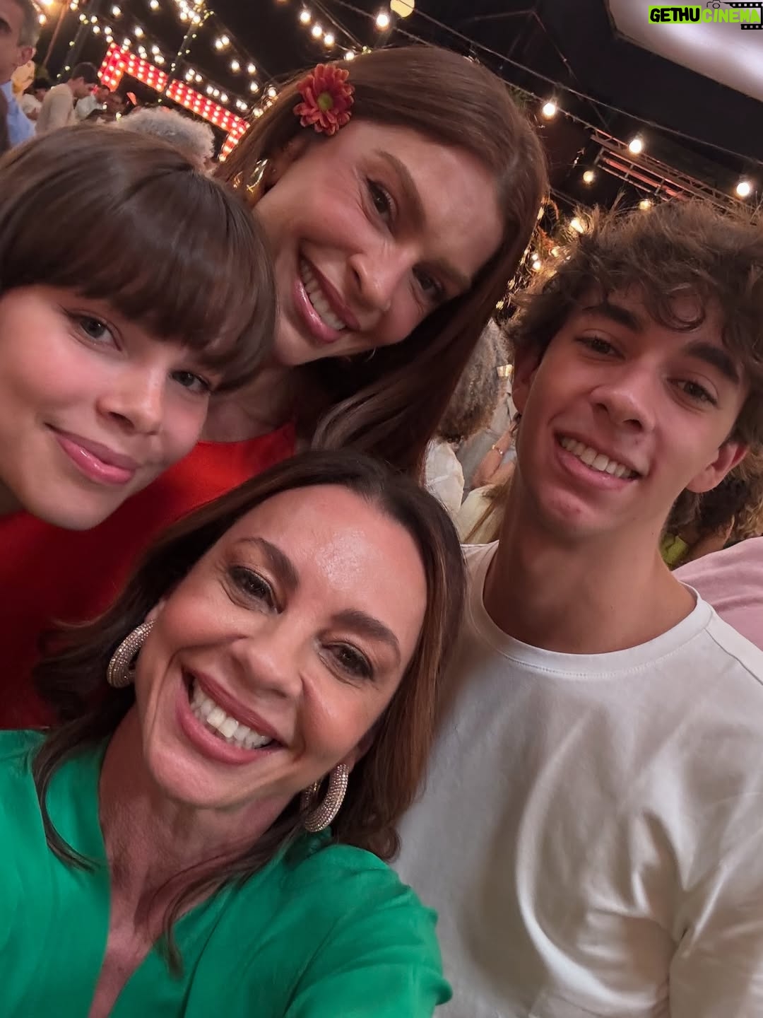 Carla Marins - 44.1K Likes - Hoje é um novo dia! Esse ano a gravação da vinheta de fim de ano da TV Globo foi especial, podíamos levar um acompanhante e meu eleito foi o filhote Leon de 17 anos. A mesma idade que eu tinha quando assinei com a emissora pra fazer minha primeira novela, Hipertensão, olha só! Muito feliz de poder apresentá-lo à casa onde exerci meu ofício por mais de vinte anos consecutivos e que é tão fundamental para o audiovisual brasileiro. Que venham muitos HEUND!.
.
Obrigada @luizhrios , @aguinaldofsilva , @borachico e @guigobbi por esse retorno em grande estilo! .

.
Obrigada @danifagmakeup pela make linda!