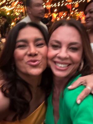 Carla Marins Instagram - Hoje é um novo dia! Esse ano a gravação da vinheta de fim de ano da TV Globo foi especial, podíamos levar um acompanhante e meu eleito foi o filhote Leon de 17 anos. A mesma idade que eu tinha quando assinei com a emissora pra fazer minha primeira novela, Hipertensão, olha só! Muito feliz de poder apresentá-lo à casa onde exerci meu ofício por mais de vinte anos consecutivos e que é tão fundamental para o audiovisual brasileiro. Que venham muitos HEUND!.
.
Obrigada @luizhrios , @aguinaldofsilva , @borachico e @guigobbi por esse retorno em grande estilo! .

.
Obrigada @danifagmakeup pela make linda!