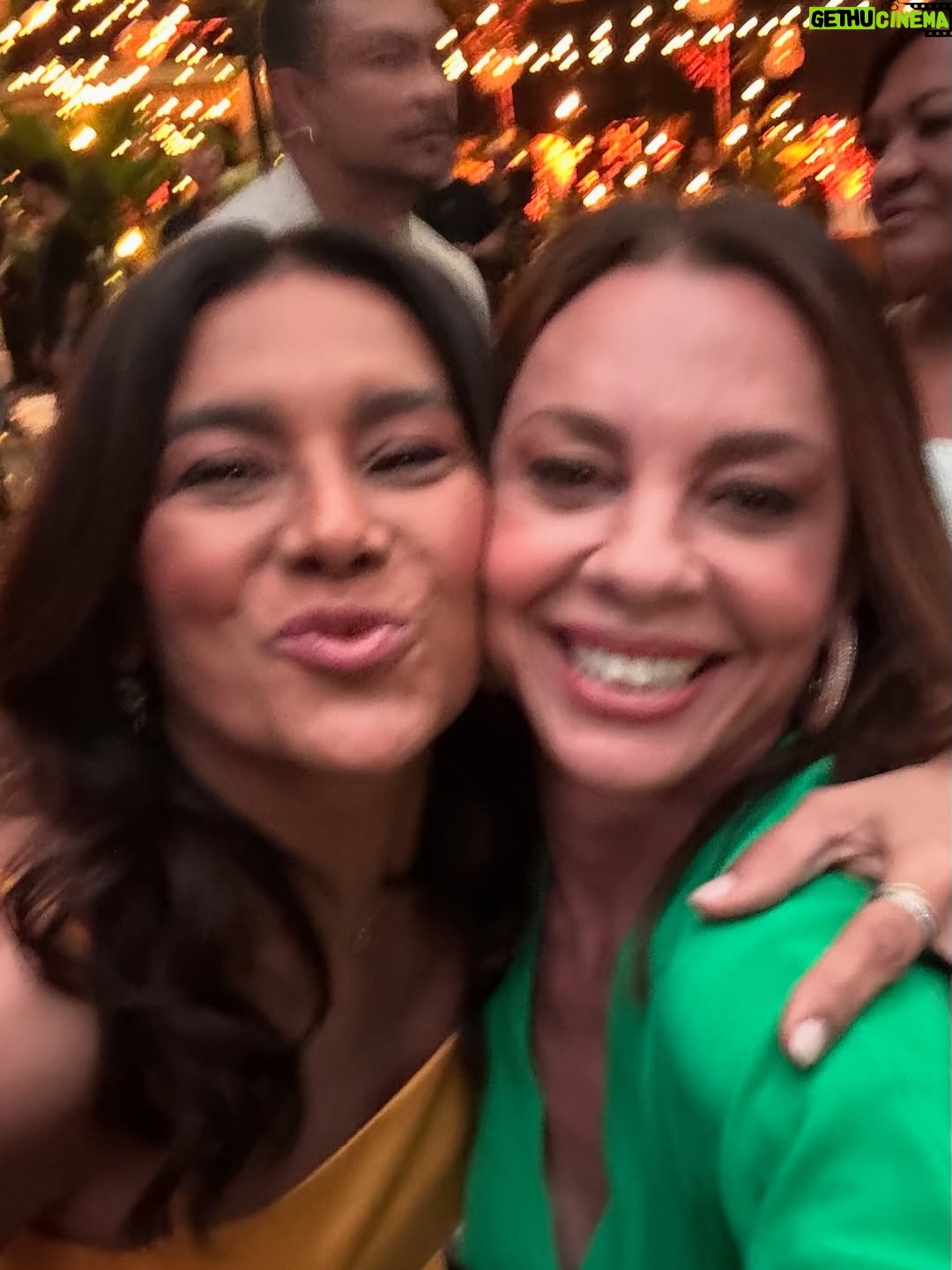 Carla Marins - 44.1K Likes - Hoje é um novo dia! Esse ano a gravação da vinheta de fim de ano da TV Globo foi especial, podíamos levar um acompanhante e meu eleito foi o filhote Leon de 17 anos. A mesma idade que eu tinha quando assinei com a emissora pra fazer minha primeira novela, Hipertensão, olha só! Muito feliz de poder apresentá-lo à casa onde exerci meu ofício por mais de vinte anos consecutivos e que é tão fundamental para o audiovisual brasileiro. Que venham muitos HEUND!.
.
Obrigada @luizhrios , @aguinaldofsilva , @borachico e @guigobbi por esse retorno em grande estilo! .

.
Obrigada @danifagmakeup pela make linda!