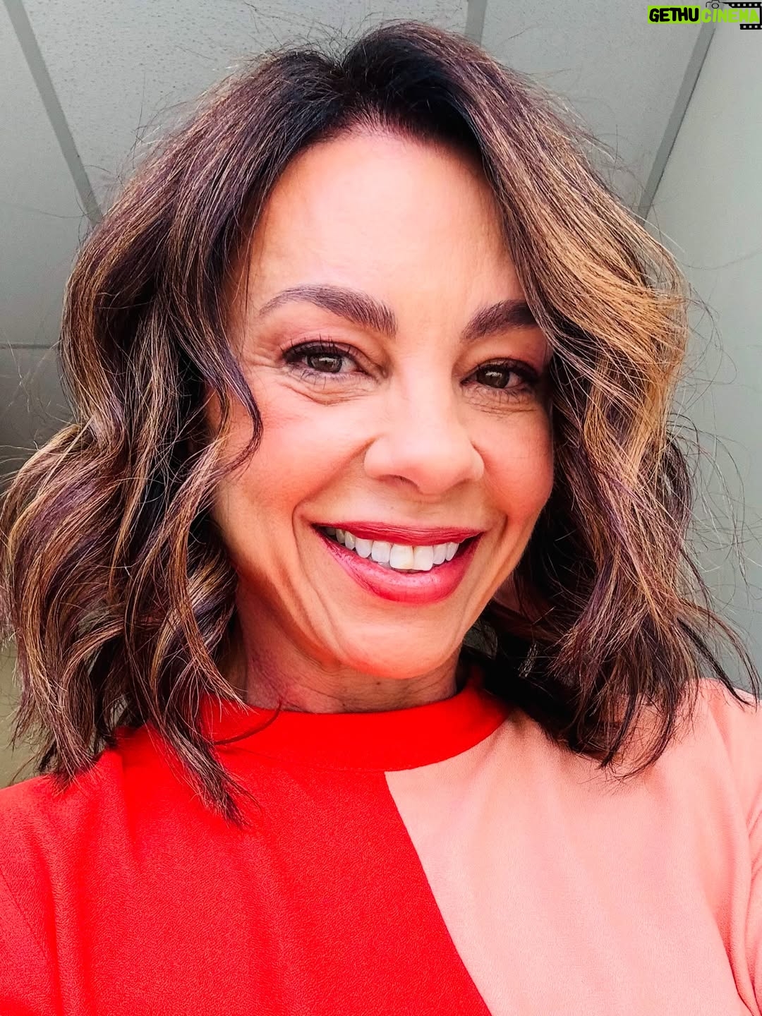Carla Marins - 20K Likes - Manhã  de sábado repleta de carinho e conversa boa no programa “É de Casa” !  Falamos sobre  Joyce e Historia de Amor e a impressionante repercussão desta personagem e obra tantos anos depois. Relembramos também alguns outros sucessos como Pedra sobre Pedra e Tropicaliente e reiterei minha felicidade de estar de volta à Globo com Xenica, na nova novela das 9 de Aguinaldo Silva, Virgílio Silva e Zé Dassilva.
.
Me senti em casa @beltraomaria , @ritabatista , @talithamorete ,  @thioliveiras  e toda a equipe do @edecasanasredes ❤️‍🔥