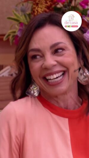 Carla Marins Instagram - Com leveza e bom humor, Carla Marins relembrou sua trajetória marcante como Joyce, filha de Helena em #HistóriadeAmor, que está em exibição no #EdiçãoEspecial. 💛

E vem novidade por aí! Na próxima novela das 9, #TrêsGraças, ela dá vida à Xenica, uma compradora compulsiva que promete causar boas confusões. A expectativa tá alta! 👀✨

📺 Já estamos ansiosos pra ver Carla Marins brilhando mais uma vez na telinha. E você?

#ÉDeCasa #TVGlobo #PersonagensMarcantes