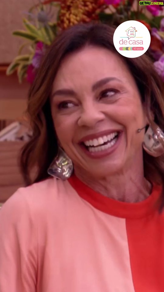 Carla Marins - 24.9K Likes - Com leveza e bom humor, Carla Marins relembrou sua trajetória marcante como Joyce, filha de Helena em #HistóriadeAmor, que está em exibição no #EdiçãoEspecial. 💛

E vem novidade por aí! Na próxima novela das 9, #TrêsGraças, ela dá vida à Xenica, uma compradora compulsiva que promete causar boas confusões. A expectativa tá alta! 👀✨

📺 Já estamos ansiosos pra ver Carla Marins brilhando mais uma vez na telinha. E você?

#ÉDeCasa #TVGlobo #PersonagensMarcantes