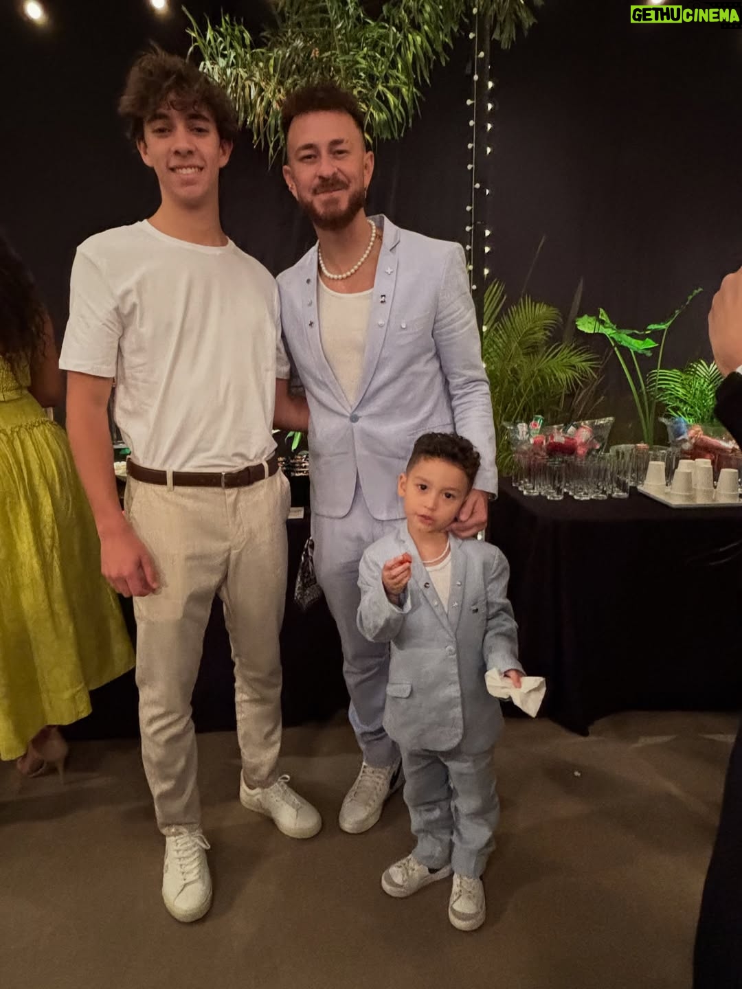 Carla Marins - 44.1K Likes - Hoje é um novo dia! Esse ano a gravação da vinheta de fim de ano da TV Globo foi especial, podíamos levar um acompanhante e meu eleito foi o filhote Leon de 17 anos. A mesma idade que eu tinha quando assinei com a emissora pra fazer minha primeira novela, Hipertensão, olha só! Muito feliz de poder apresentá-lo à casa onde exerci meu ofício por mais de vinte anos consecutivos e que é tão fundamental para o audiovisual brasileiro. Que venham muitos HEUND!.
.
Obrigada @luizhrios , @aguinaldofsilva , @borachico e @guigobbi por esse retorno em grande estilo! .

.
Obrigada @danifagmakeup pela make linda!