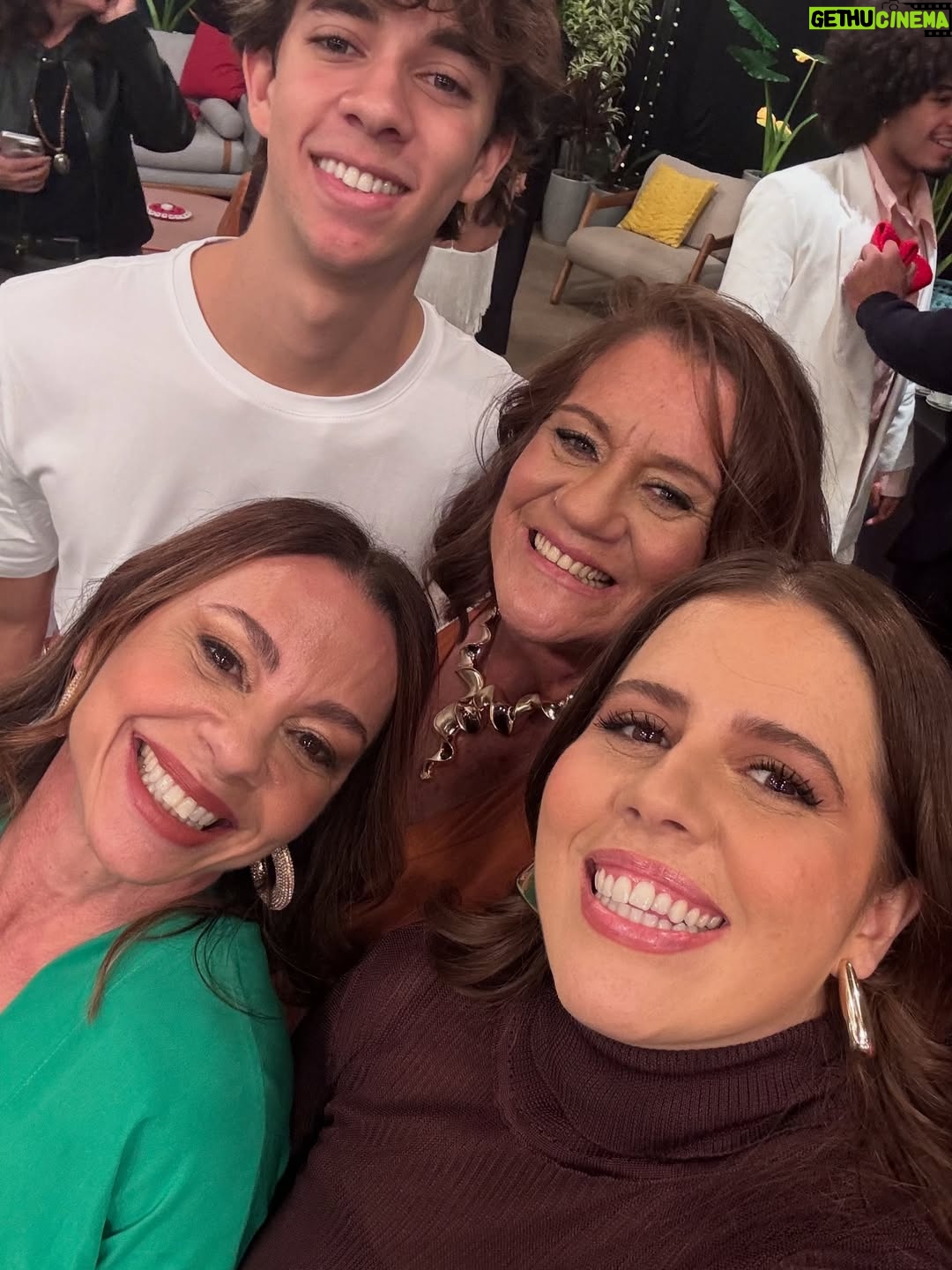 Carla Marins - 44.1K Likes - Hoje é um novo dia! Esse ano a gravação da vinheta de fim de ano da TV Globo foi especial, podíamos levar um acompanhante e meu eleito foi o filhote Leon de 17 anos. A mesma idade que eu tinha quando assinei com a emissora pra fazer minha primeira novela, Hipertensão, olha só! Muito feliz de poder apresentá-lo à casa onde exerci meu ofício por mais de vinte anos consecutivos e que é tão fundamental para o audiovisual brasileiro. Que venham muitos HEUND!.
.
Obrigada @luizhrios , @aguinaldofsilva , @borachico e @guigobbi por esse retorno em grande estilo! .

.
Obrigada @danifagmakeup pela make linda!