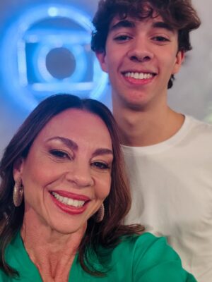 Carla Marins Instagram - Hoje é um novo dia! Esse ano a gravação da vinheta de fim de ano da TV Globo foi especial, podíamos levar um acompanhante e meu eleito foi o filhote Leon de 17 anos. A mesma idade que eu tinha quando assinei com a emissora pra fazer minha primeira novela, Hipertensão, olha só! Muito feliz de poder apresentá-lo à casa onde exerci meu ofício por mais de vinte anos consecutivos e que é tão fundamental para o audiovisual brasileiro. Que venham muitos HEUND!.
.
Obrigada @luizhrios , @aguinaldofsilva , @borachico e @guigobbi por esse retorno em grande estilo! .

.
Obrigada @danifagmakeup pela make linda!
