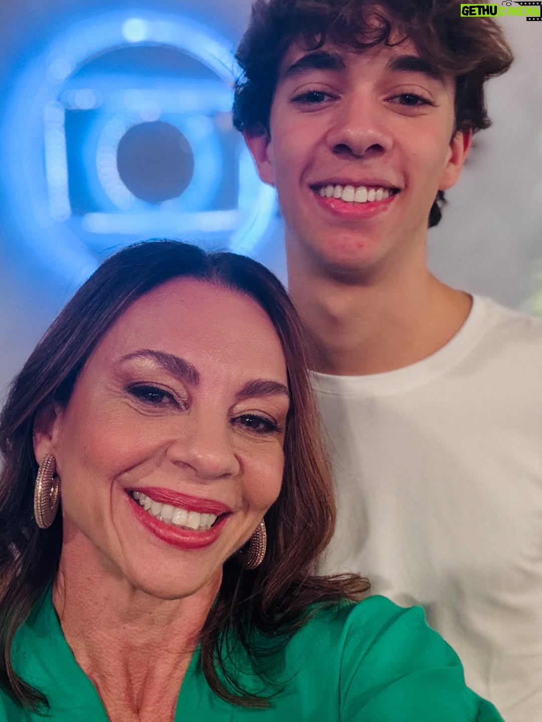 Carla Marins - 44.1K Likes - Hoje é um novo dia! Esse ano a gravação da vinheta de fim de ano da TV Globo foi especial, podíamos levar um acompanhante e meu eleito foi o filhote Leon de 17 anos. A mesma idade que eu tinha quando assinei com a emissora pra fazer minha primeira novela, Hipertensão, olha só! Muito feliz de poder apresentá-lo à casa onde exerci meu ofício por mais de vinte anos consecutivos e que é tão fundamental para o audiovisual brasileiro. Que venham muitos HEUND!.
.
Obrigada @luizhrios , @aguinaldofsilva , @borachico e @guigobbi por esse retorno em grande estilo! .

.
Obrigada @danifagmakeup pela make linda!
