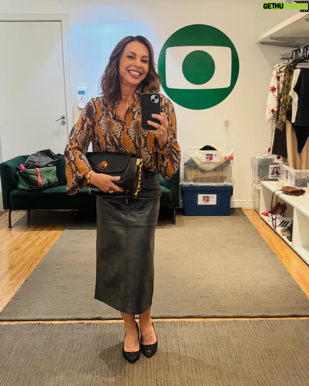 Carla Marins - 5.6K Likes - Vamos pra mais uma semana de trabalho? 

Pronta, focada e feliz! 😍 Boa segunda pra nós!
