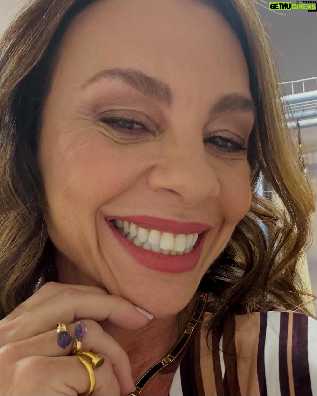 Carla Marins - 5.6K Likes - Vamos pra mais uma semana de trabalho? 

Pronta, focada e feliz! 😍 Boa segunda pra nós!