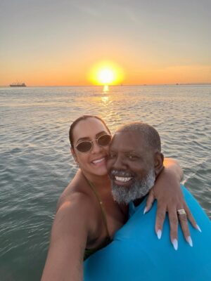 Carla Perez Instagram - Começar o ano assim,no mar,cercados de amor,risadas e boas energia,não tem preço.
Ao lado dos meus amores,de amigos queridos,o coração só sabe agradecer por mais um recomeço abençoado.
Foi leve,foi verdadeiro,foi do jeito que a gente gosta: com o sol iluminando,o vento trazendo paz e a certeza de que estamos exatamente onde deveríamos estar.
Mas confesso,senti falta do resto do nosso bonde 😅 Que no próximo encontro estejamos todos juntos,celebrando a vida,o amor e tudo o que ainda está por vir.
Que 2026 venha com mais encontros,mais amor,mais abraços e mais motivos pra agradecer 🙏🏿🫶🏿
1/365 e contando…