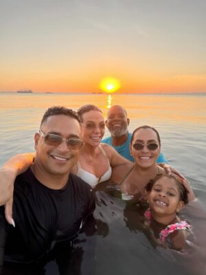 Carla Perez Instagram - Começar o ano assim,no mar,cercados de amor,risadas e boas energia,não tem preço.
Ao lado dos meus amores,de amigos queridos,o coração só sabe agradecer por mais um recomeço abençoado.
Foi leve,foi verdadeiro,foi do jeito que a gente gosta: com o sol iluminando,o vento trazendo paz e a certeza de que estamos exatamente onde deveríamos estar.
Mas confesso,senti falta do resto do nosso bonde 😅 Que no próximo encontro estejamos todos juntos,celebrando a vida,o amor e tudo o que ainda está por vir.
Que 2026 venha com mais encontros,mais amor,mais abraços e mais motivos pra agradecer 🙏🏿🫶🏿
1/365 e contando…