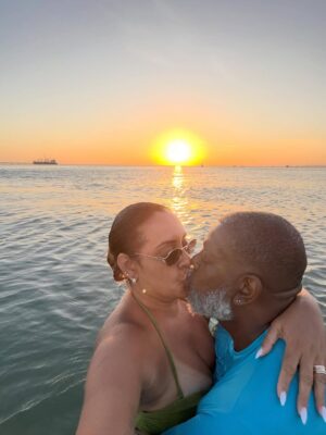 Carla Perez Instagram - Começar o ano assim,no mar,cercados de amor,risadas e boas energia,não tem preço.
Ao lado dos meus amores,de amigos queridos,o coração só sabe agradecer por mais um recomeço abençoado.
Foi leve,foi verdadeiro,foi do jeito que a gente gosta: com o sol iluminando,o vento trazendo paz e a certeza de que estamos exatamente onde deveríamos estar.
Mas confesso,senti falta do resto do nosso bonde 😅 Que no próximo encontro estejamos todos juntos,celebrando a vida,o amor e tudo o que ainda está por vir.
Que 2026 venha com mais encontros,mais amor,mais abraços e mais motivos pra agradecer 🙏🏿🫶🏿
1/365 e contando…