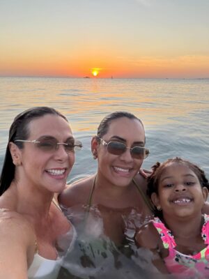 Carla Perez Instagram - Começar o ano assim,no mar,cercados de amor,risadas e boas energia,não tem preço.
Ao lado dos meus amores,de amigos queridos,o coração só sabe agradecer por mais um recomeço abençoado.
Foi leve,foi verdadeiro,foi do jeito que a gente gosta: com o sol iluminando,o vento trazendo paz e a certeza de que estamos exatamente onde deveríamos estar.
Mas confesso,senti falta do resto do nosso bonde 😅 Que no próximo encontro estejamos todos juntos,celebrando a vida,o amor e tudo o que ainda está por vir.
Que 2026 venha com mais encontros,mais amor,mais abraços e mais motivos pra agradecer 🙏🏿🫶🏿
1/365 e contando…