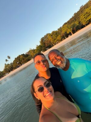 Carla Perez Instagram - Começar o ano assim,no mar,cercados de amor,risadas e boas energia,não tem preço.
Ao lado dos meus amores,de amigos queridos,o coração só sabe agradecer por mais um recomeço abençoado.
Foi leve,foi verdadeiro,foi do jeito que a gente gosta: com o sol iluminando,o vento trazendo paz e a certeza de que estamos exatamente onde deveríamos estar.
Mas confesso,senti falta do resto do nosso bonde 😅 Que no próximo encontro estejamos todos juntos,celebrando a vida,o amor e tudo o que ainda está por vir.
Que 2026 venha com mais encontros,mais amor,mais abraços e mais motivos pra agradecer 🙏🏿🫶🏿
1/365 e contando…