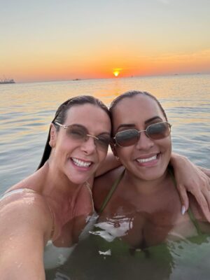 Carla Perez Instagram - Começar o ano assim,no mar,cercados de amor,risadas e boas energia,não tem preço.
Ao lado dos meus amores,de amigos queridos,o coração só sabe agradecer por mais um recomeço abençoado.
Foi leve,foi verdadeiro,foi do jeito que a gente gosta: com o sol iluminando,o vento trazendo paz e a certeza de que estamos exatamente onde deveríamos estar.
Mas confesso,senti falta do resto do nosso bonde 😅 Que no próximo encontro estejamos todos juntos,celebrando a vida,o amor e tudo o que ainda está por vir.
Que 2026 venha com mais encontros,mais amor,mais abraços e mais motivos pra agradecer 🙏🏿🫶🏿
1/365 e contando…
