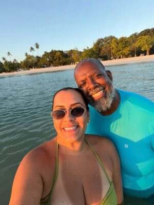 Carla Perez Instagram - Começar o ano assim,no mar,cercados de amor,risadas e boas energia,não tem preço.
Ao lado dos meus amores,de amigos queridos,o coração só sabe agradecer por mais um recomeço abençoado.
Foi leve,foi verdadeiro,foi do jeito que a gente gosta: com o sol iluminando,o vento trazendo paz e a certeza de que estamos exatamente onde deveríamos estar.
Mas confesso,senti falta do resto do nosso bonde 😅 Que no próximo encontro estejamos todos juntos,celebrando a vida,o amor e tudo o que ainda está por vir.
Que 2026 venha com mais encontros,mais amor,mais abraços e mais motivos pra agradecer 🙏🏿🫶🏿
1/365 e contando…