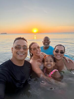 Carla Perez Instagram - Começar o ano assim,no mar,cercados de amor,risadas e boas energia,não tem preço.
Ao lado dos meus amores,de amigos queridos,o coração só sabe agradecer por mais um recomeço abençoado.
Foi leve,foi verdadeiro,foi do jeito que a gente gosta: com o sol iluminando,o vento trazendo paz e a certeza de que estamos exatamente onde deveríamos estar.
Mas confesso,senti falta do resto do nosso bonde 😅 Que no próximo encontro estejamos todos juntos,celebrando a vida,o amor e tudo o que ainda está por vir.
Que 2026 venha com mais encontros,mais amor,mais abraços e mais motivos pra agradecer 🙏🏿🫶🏿
1/365 e contando…