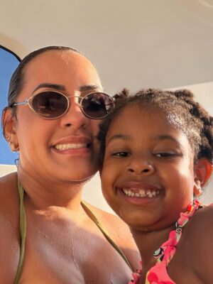Carla Perez Instagram - Começar o ano assim,no mar,cercados de amor,risadas e boas energia,não tem preço.
Ao lado dos meus amores,de amigos queridos,o coração só sabe agradecer por mais um recomeço abençoado.
Foi leve,foi verdadeiro,foi do jeito que a gente gosta: com o sol iluminando,o vento trazendo paz e a certeza de que estamos exatamente onde deveríamos estar.
Mas confesso,senti falta do resto do nosso bonde 😅 Que no próximo encontro estejamos todos juntos,celebrando a vida,o amor e tudo o que ainda está por vir.
Que 2026 venha com mais encontros,mais amor,mais abraços e mais motivos pra agradecer 🙏🏿🫶🏿
1/365 e contando…