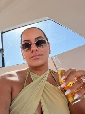 Carla Perez Instagram - Começar o ano assim,no mar,cercados de amor,risadas e boas energia,não tem preço.
Ao lado dos meus amores,de amigos queridos,o coração só sabe agradecer por mais um recomeço abençoado.
Foi leve,foi verdadeiro,foi do jeito que a gente gosta: com o sol iluminando,o vento trazendo paz e a certeza de que estamos exatamente onde deveríamos estar.
Mas confesso,senti falta do resto do nosso bonde 😅 Que no próximo encontro estejamos todos juntos,celebrando a vida,o amor e tudo o que ainda está por vir.
Que 2026 venha com mais encontros,mais amor,mais abraços e mais motivos pra agradecer 🙏🏿🫶🏿
1/365 e contando…