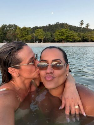 Carla Perez Instagram - Começar o ano assim,no mar,cercados de amor,risadas e boas energia,não tem preço.
Ao lado dos meus amores,de amigos queridos,o coração só sabe agradecer por mais um recomeço abençoado.
Foi leve,foi verdadeiro,foi do jeito que a gente gosta: com o sol iluminando,o vento trazendo paz e a certeza de que estamos exatamente onde deveríamos estar.
Mas confesso,senti falta do resto do nosso bonde 😅 Que no próximo encontro estejamos todos juntos,celebrando a vida,o amor e tudo o que ainda está por vir.
Que 2026 venha com mais encontros,mais amor,mais abraços e mais motivos pra agradecer 🙏🏿🫶🏿
1/365 e contando…