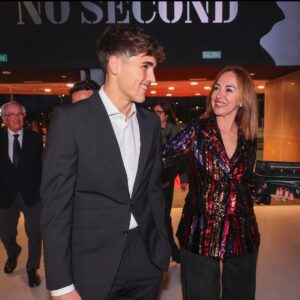 Carme Barceló Instagram - Anem tancant la paradeta laboral del 2025 aixecant els braços, mirant cap endavant amb actitud i pensant que la feina feta amb amor sempre és millor.
1. Hem sentit orgull del talent de casa
2. Hem tornat a lluir el llaç vermell
3. Hem reunit a dones poderoses
4. Hem recollit premis a Avila
5. Hem rigut com a bojos
6. Hem debutat a programes icònics de la televisió
7.  Hem moderat taules rodones
8. Hem tocat medalla i el cel
9. Hem acompanyat a una futbolista a fer-se un vestit
10.  Hem presentat actes amb dones úniques
11. Hem fet ioga a la plaça del poble
12. Hem fet ràdio el dia que vam tornar a casa
13.  Hem parlat tranquilament amb un futbolista asseguts a la cadira de l’entrenador
14. Hem fet clínics a estadis olímpics
15. Hem complert divuit anys al lloc on molt va començar
16. Hem fet centenars d’hores de twitch
17. Hem fet un cafè futbolero tots els dilluns al matí
18. Hem reconegut el talent de dones irrepetibles
19. Hem aplaudit de cor a cadascuna de les persones que decideixen veure’ns cada nit
20. I em gaudit els centenars de milers de paraules escrites als diaris i revistes on em deixo anar i trec a passejar l’esperit crític.