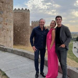 Carme Barceló Instagram - Anem tancant la paradeta laboral del 2025 aixecant els braços, mirant cap endavant amb actitud i pensant que la feina feta amb amor sempre és millor.
1. Hem sentit orgull del talent de casa
2. Hem tornat a lluir el llaç vermell
3. Hem reunit a dones poderoses
4. Hem recollit premis a Avila
5. Hem rigut com a bojos
6. Hem debutat a programes icònics de la televisió
7.  Hem moderat taules rodones
8. Hem tocat medalla i el cel
9. Hem acompanyat a una futbolista a fer-se un vestit
10.  Hem presentat actes amb dones úniques
11. Hem fet ioga a la plaça del poble
12. Hem fet ràdio el dia que vam tornar a casa
13.  Hem parlat tranquilament amb un futbolista asseguts a la cadira de l’entrenador
14. Hem fet clínics a estadis olímpics
15. Hem complert divuit anys al lloc on molt va començar
16. Hem fet centenars d’hores de twitch
17. Hem fet un cafè futbolero tots els dilluns al matí
18. Hem reconegut el talent de dones irrepetibles
19. Hem aplaudit de cor a cadascuna de les persones que decideixen veure’ns cada nit
20. I em gaudit els centenars de milers de paraules escrites als diaris i revistes on em deixo anar i trec a passejar l’esperit crític.